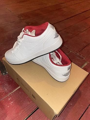 Кроссовки низкие, белые с красной подкладкой. - Верх: гладкий белый