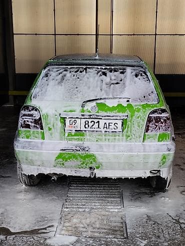 салон машины: Volkswagen Golf III, хэтчбек 5 дв., ярко‑зелёный цвет кузова — 1
