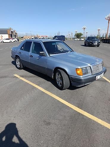 eafc 25: Mercedes-Benz W124: 1990 г., Седан — 1