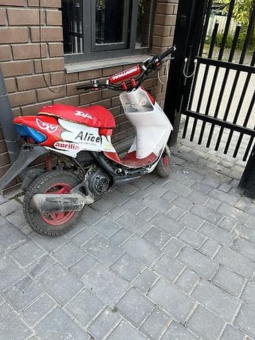 Скутер Aprilia (наклейки Alice/Aprilia), красно‑белая раскраска