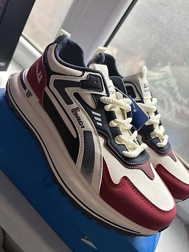 Босоножки, сандалии, шлепанцы: Мужские кроссовки, 41, Новый, цвет - Белый — 1