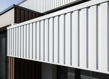 профил для гипсакартон: Белая металлическая панель с вертикальными ребрами жесткости — 1