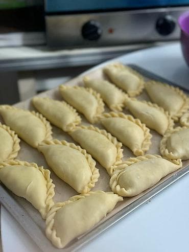 Домашние полуфабрикаты из теста ручной лепки. Ассортимент: -