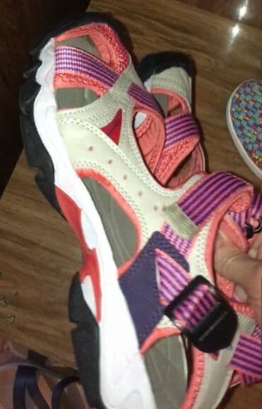 где можно продать старые вещи в бишкеке: В связи с отъездом продаётся НОВАЯ и ПОЧТИ НОВАЯ обувь (всего 1 раз — 18