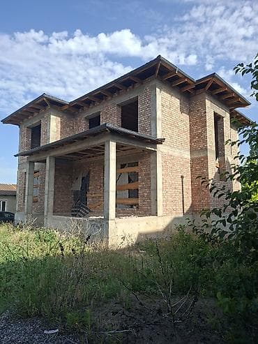 Продаётся коробка двухэтажного кирпичного дома с чердаком. Основные