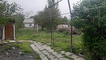 эшик уйдун: - Частный дом с воротами и высоким бетонным забором по периметру. - — 2