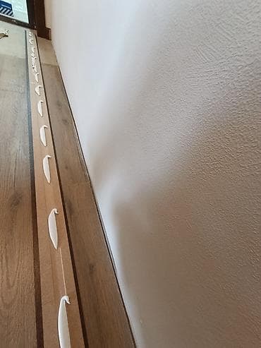 Монтаж напольных покрытий и установка плинтусов Профессиональная