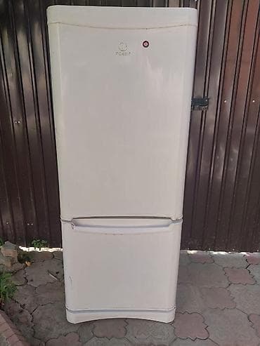 Холодильник Indesit, двухкамерный. Работает отлично