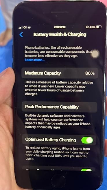 iphone 4: IPhone SE (2‑го поколения), черный - Экран 4.7" Retina HD, кнопка — 3