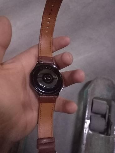 крышка на титан: Смарт‑часы с круглым сенсорным дисплеем и коричневым кожаным ремешком — 2