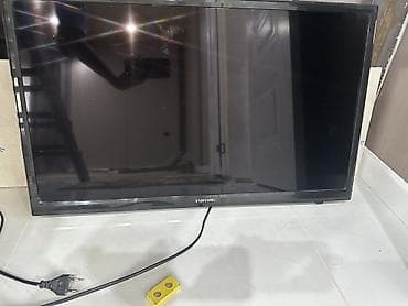 Телевизор Samsung, диагональ около 24–27". Классическая LED‑панель с