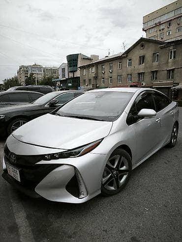 Продажа авто: Toyota Prius: 2017 г., 1.8 л, Автомат, Гибрид, Хэтчбэк — 2