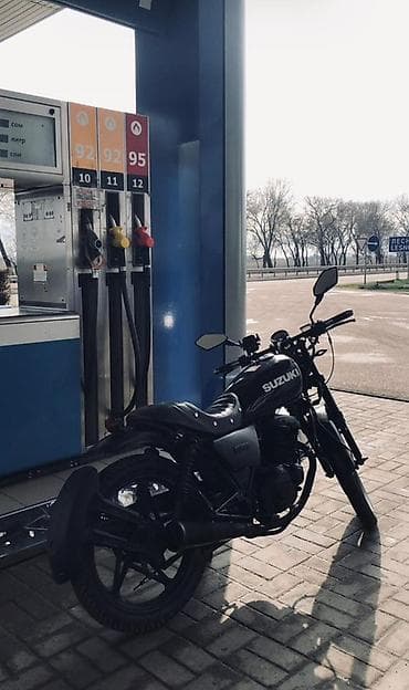 Suzuki: Мотоцикл Suzuki в стиле неоклассик/кафе-рейсер, черный. Документов — 5