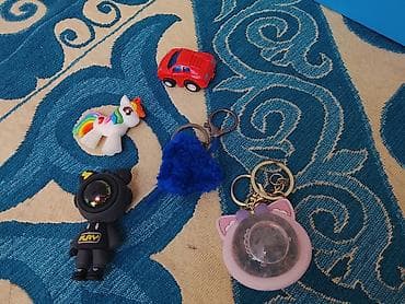 Набор небольших игрушек и брелоков: - Игрушечная машинка красного