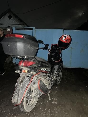 танк мапет: Скутер 150–200 см³ (ориентировочно), черный с красными акцентами — 5