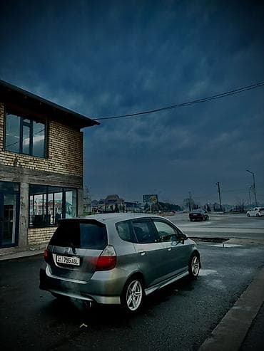 Honda Fit: 2005 г., 1.3 л, Автомат, Бензин, Хэтчбэк at lalafo.kg Honda Fit: 2005 г., 1.3 л, Автомат, Бензин, Хэтчбэк