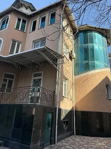 Просторный трехэтажный особняк с мансардой и благоустроенным участком