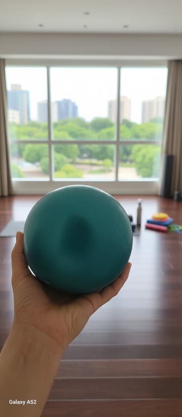 мяч для художественной: Мяч для фитнеса бирюзового цвета. Этот компактный и легкий мяч — 1