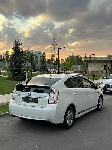 ден сояпина: Toyota Prius: 2015 г., 1.8 л, Вариатор, Гибрид, Хэтчбэк — 5