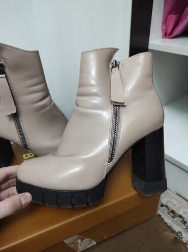 Продаю Деми сезонные в отличном состоянии надевала пару раз размер