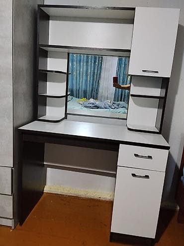 детская школьная парта: Компьютерный стол, С полками — 1