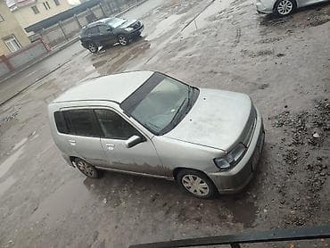 нисан куп: Ниссан куб Компактный пятидверный хэтчбек серебристого цвета — 4