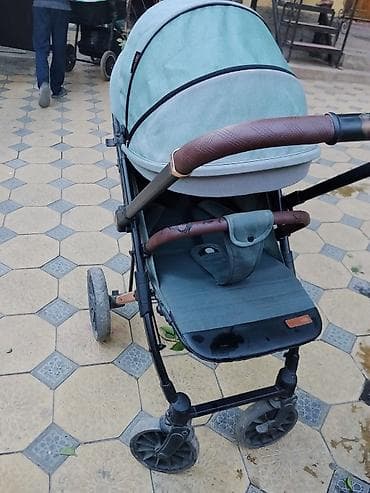 Прогулочная коляска с полноценным капюшоном и большим сиденьем