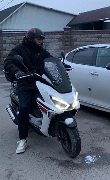 горные мото: Макси-скутер (белый) с агрессивной передней оптикой в форме «X». - — 1