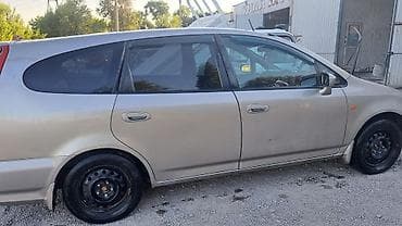 Дома: Honda Stream, 7‑местный компактвэн Основные характеристики: - Кузов — 3