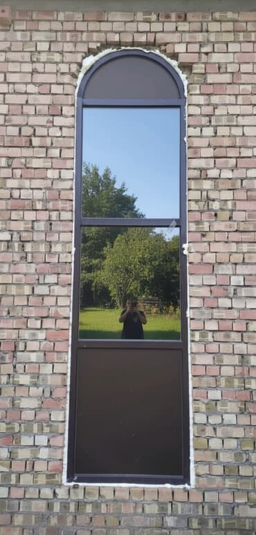 пластиковые витражи: Элегантное арочное окно, выполненное в строгом дизайне, идеально — 1