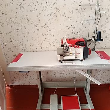 Промышленный оверлок LiDLi F9 на столе со стойкой нитеукладчиков -