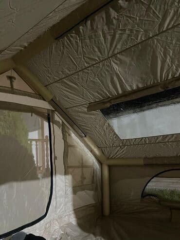 газовая балон: Двухдверная палатка с надувным каркасом и москитными сетками — 3