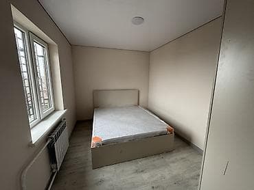 катедж ик: Сдаётся компактная комната с базовой мебелью в светлых тонах. Квартира — 9