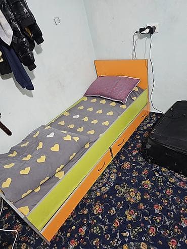 выдвижной: Продается кровать в идеальном состоянии. Имеет 2 выдвижных ящика для — 1