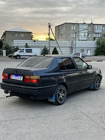 кок талаа: Volkswagen Vento: 1992 г., 1.8 л, Кол менен иштөөчү, Бензин, Седан — 2
