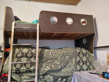 детский шфанер: Двухъярусная кровать в темном цвете с уникальным дизайном — 1