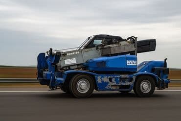 купить грузовой автомобиль с манипулятором бу: Авто кран KOMATSU, Длина стрелы 22м Грузоподъемность 10т Высота 2,90м — 2