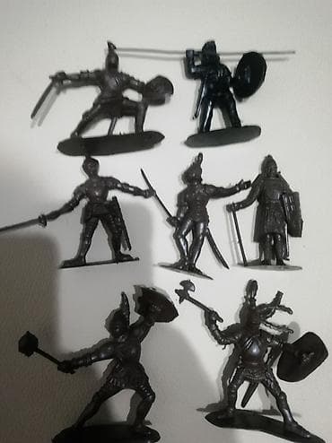 Набор пластиковых солдатиков-рыцарей (средневековые воины). -