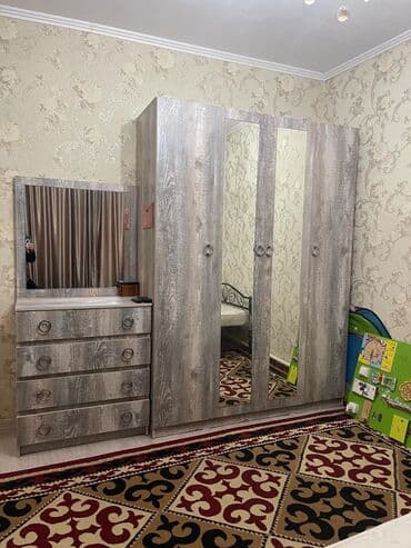 старинный шкаф для одежды: Спальный гарнитур, Б/у, Шкаф, Комод, Тумба, Самовывоз, Платная доставка, цвет - Серый — 1