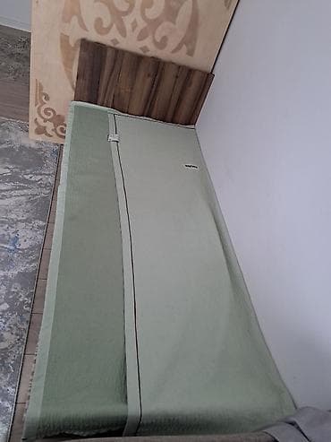 small table: Односпальная кровать с мягким изголовьем и наматрасником - — 2