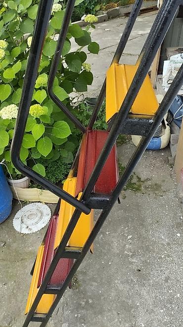 used bed: Металлическая приставная лестница с верхними дугами-зацепами. Высота — 2