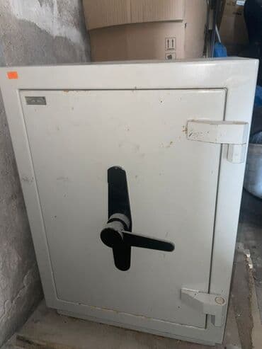 сейф металлический для документов: Металлический сейф светло-серого цвета с черной ручкой для открывания — 3