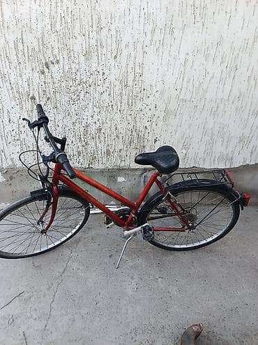 велосипед forward бишкек: Городской велосипед красного цвета, оснащенный багажником и крыльями — 1