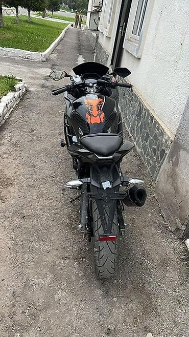 lexus 2021: Спортивный мотоцикл класса 400см³ (визуально ближе к 400), черный, в — 5