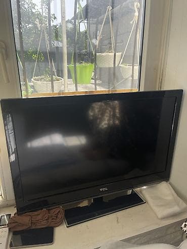 Телевизор TCL, диагональ ориентировочно 32–37". - ЖК-панель, формат