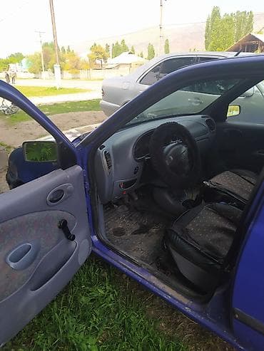 хундай аванте 1: Mazda 121: 1997 г., 1.3 л, Кол менен иштөөчү, Бензин, Хетчбек — 3