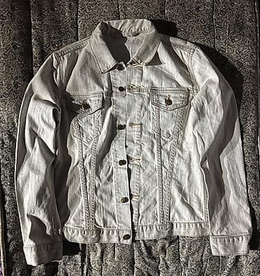 Джинсовая куртка светло-серого/молочного оттенка. - Классический