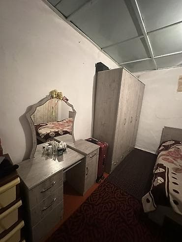 Спальные гарнитуры: Спальный гарнитур в светло‑сером древесном оттенке (ЛДСП). Состав: - — 1