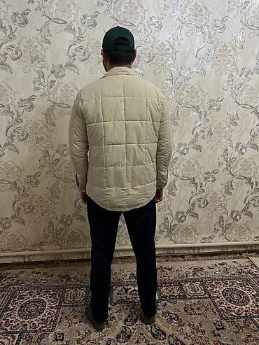 стойка воротник: Мужская стёганая куртка-рубашка светло-бежевого цвета. - Прямой фасон — 4
