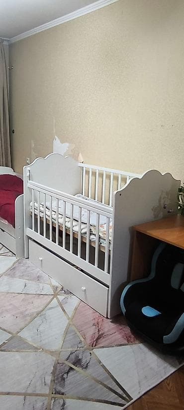 5000 сом за все Нижний шкаф у кроватки плохо вытягивается. И верхняя at lalafo.kg 5000 сом за все Нижний шкаф у кроватки плохо вытягивается. И верхняя